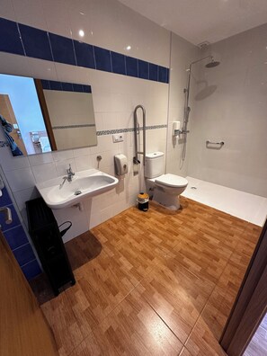 A bathroom with a sink, toilet, and shower. - Pensión Mirador de Rourís (O Pino)