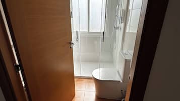 Twin kamer, 2 eenpersoonsbedden, niet-roken, uitzicht op bergen | Badkamer