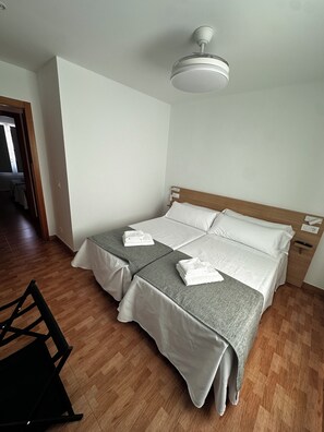 Twin Room, 2 Single Beds, Non Smoking, Mountain View - Pensión Mirador de Rourís (O Pino)