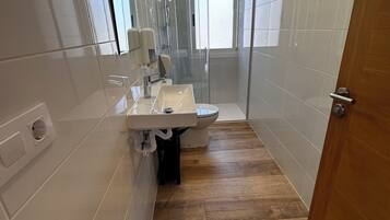 Eenpersoonskamer, uitzicht op bergen | Badkamer