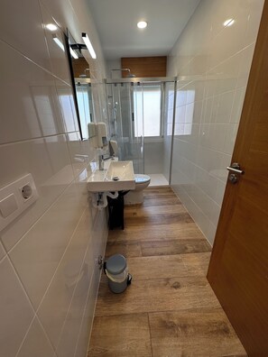 Eenpersoonskamer, uitzicht op bergen | Badkamer