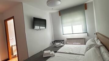 Quarto duplo, 2 camas de solteiro, para não fumantes, vista para a montanha | Quartos à prova de som, Wi-Fi de cortesia, acesso para cadeiras de rodas