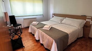 Twin Room, 2 Single Beds, Non Smoking, Mountain View