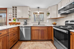 Private kitchen - Sunalee Log Cabin - 2 bedrooms - Minutes to Linville Falls - Pet Friendly Yard! (Newland)