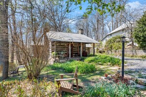 Exterior - Sunalee Log Cabin - 2 bedrooms - Minutes to Linville Falls - Pet Friendly Yard! (Newland)