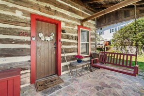 Terrace/patio - Sunalee Log Cabin - 2 bedrooms - Minutes to Linville Falls - Pet Friendly Yard! (Newland)