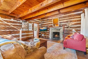 Living area - Sunalee Log Cabin - 2 bedrooms - Minutes to Linville Falls - Pet Friendly Yard! (Newland)