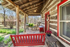 Terrace/patio - Sunalee Log Cabin - 2 bedrooms - Minutes to Linville Falls - Pet Friendly Yard! (Newland)