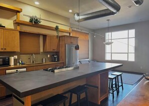 Private kitchen - 2-bedroom Apartment in Downtown Sac Sleeps 8+ (Sacramento)