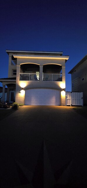 Exterior - Large 2-bedroom pool house just seconds from secluded beach in Ormond By The Sea (Ormond Beach)