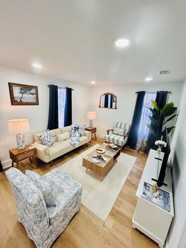 “Up in the hill” is a charming, 1 bedroom apartment located in Haines City