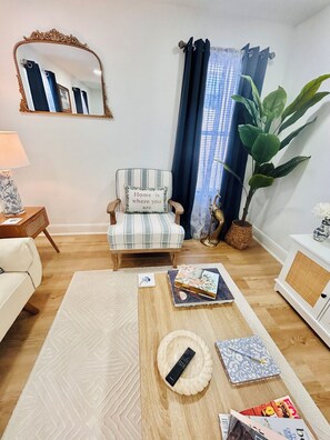 Living area - “Up in the hill” is a charming, 1 bedroom apartment located in Haines City (Haines City)