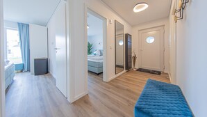 Una habitación de hotel moderna con cama, zona de estar y baño.