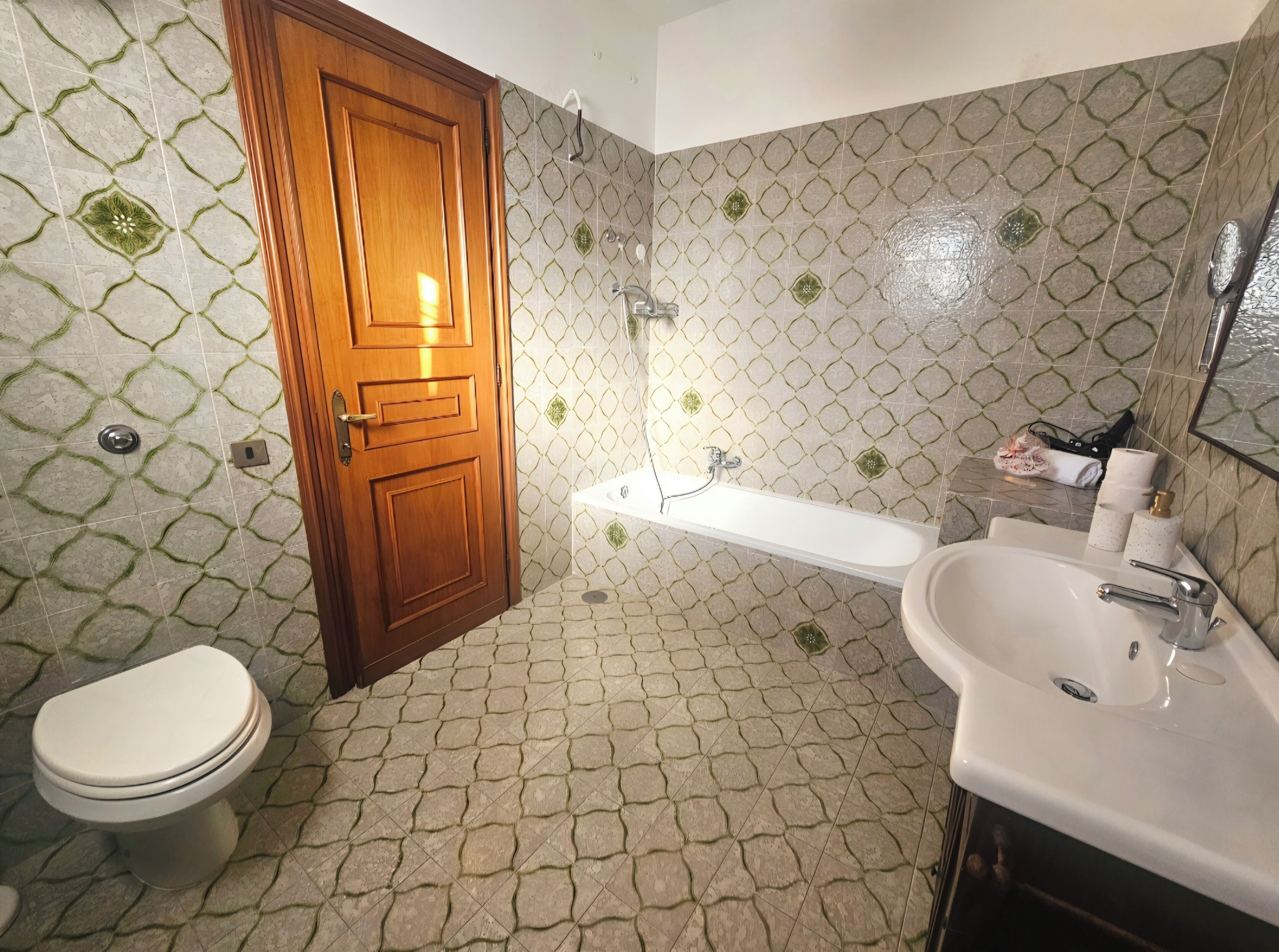 Douche, sèche-cheveux, bidet, savon