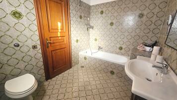 Douche, sĂšche-cheveux, bidet, savon