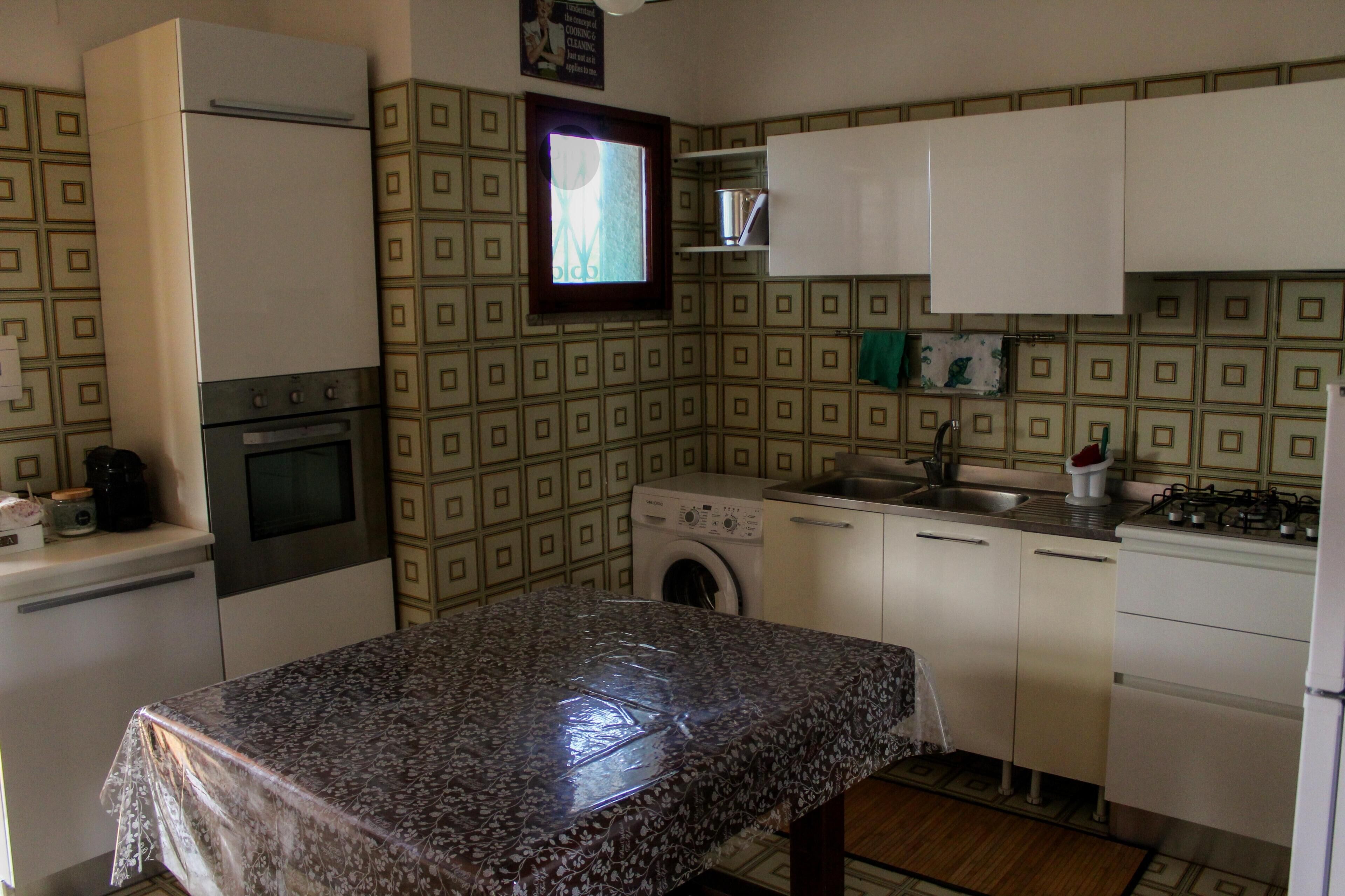 Réfrigérateur, four, plaque de cuisson, cafetière/bouilloire