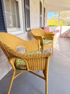 Terrace/patio - Newly Remodeled Mid-Century Bungalow in Western North Carolina's Best Small Town (Hendersonville)