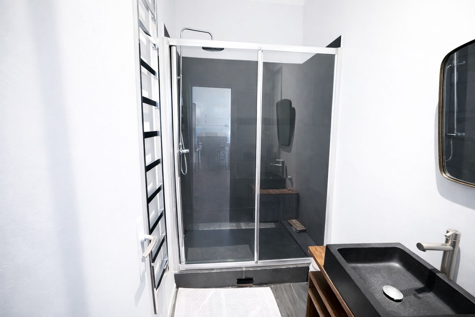 Douche, serviettes fournies, savon, papier toilette