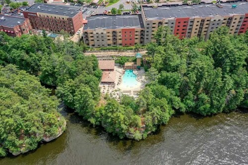 High Tides - Sleeps 14 | Video Games