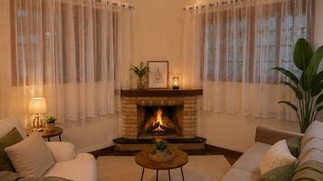 Smart TV, chimenea, libros y estéreo