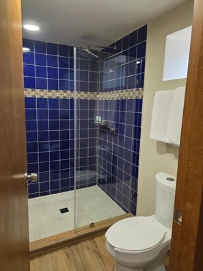 Svit Superior - utsikt mot stranden | Badrum