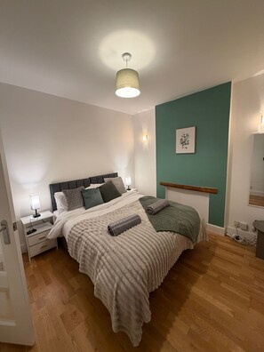 5 bedrooms, iron/ironing board, WiFi, bed sheets - Modern Home|Coffee Machine|Parking|Pet Friendly (Shirley)