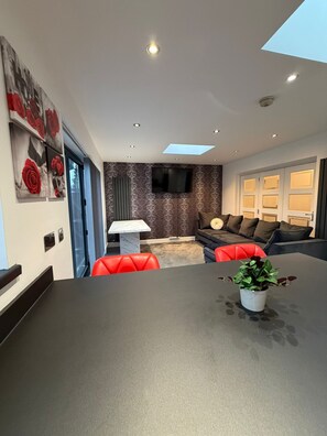 Interior - Modern Home|Coffee Machine|Parking|Pet Friendly (Shirley)