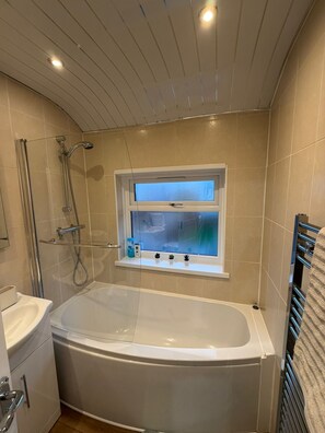 Shower, hair dryer, towels, soap - Modern Home|Coffee Machine|Parking|Pet Friendly (Shirley)