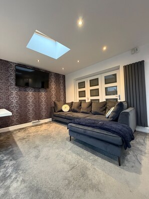 Living area - Modern Home|Coffee Machine|Parking|Pet Friendly (Shirley)