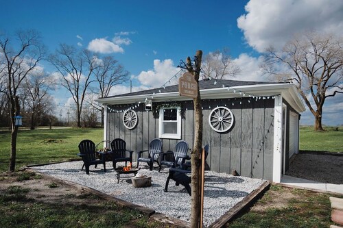 Cozy 1-bedroom farmhouse. 3 private acres to enjoy.