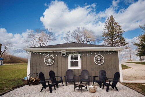 Cozy 1-bedroom farmhouse. 3 private acres to enjoy.