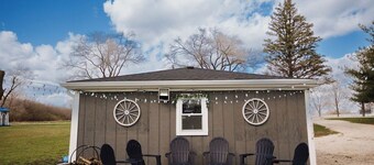 Cozy 1-bedroom farmhouse. 3 private acres to enjoy.