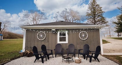 Cozy 1-bedroom farmhouse. 3 private acres to enjoy.
