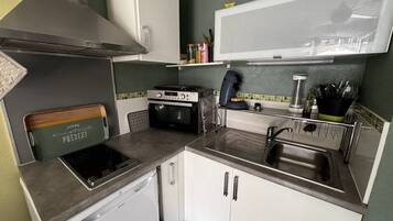 Fridge, dishwasher, toaster, cookware/dishes/utensils
