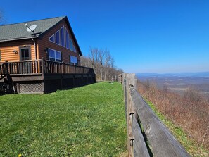 Property grounds - Lovely and rustic 3-bedroom cabin in Cairnbrook for a relaxing getaway (Cairnbrook)