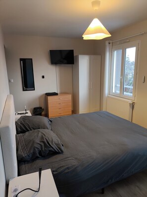 Room - Vrbo Property (Argenteuil)