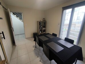 Dining - Vrbo Property (Argenteuil)