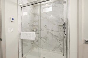 Shower, hair dryer, towels, soap - Modern 3BR Townhome in Seattle Near to Downtown (Seattle)
