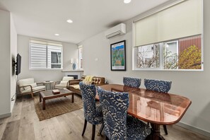 Dining - Modern 3BR Townhome in Seattle Near to Downtown (Seattle)