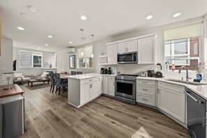 Private kitchen - Modern 3BR Townhome in Seattle Near to Downtown (Seattle)