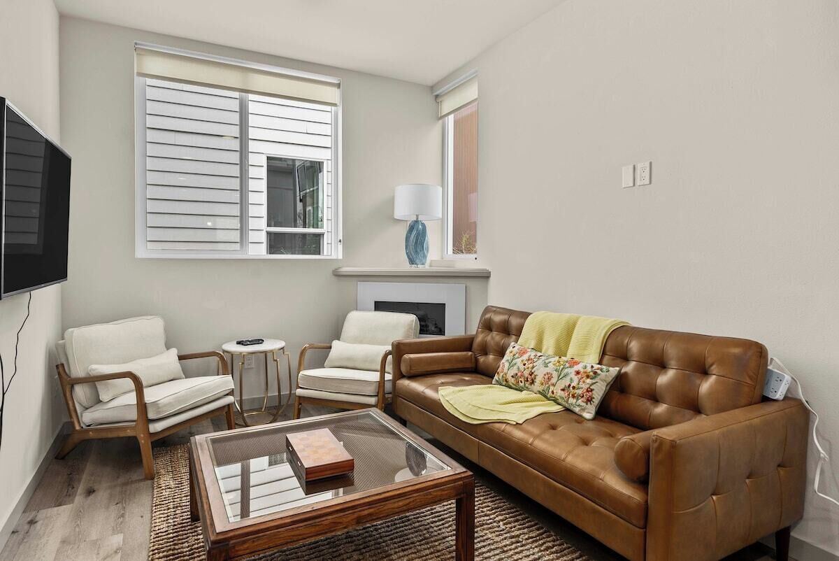 Sleek 3br Seattle Townhome - Near Uw-husky Stadium - Seattle