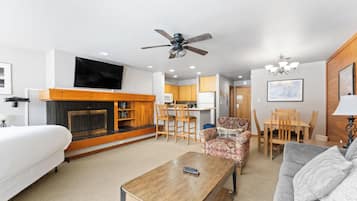 Condo (0 Bedroom) | Front of property