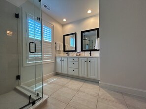 Shower, hair dryer, towels, soap - New listing- Cozy Newly Updated Beach House with Shuttle on 14 Henry Ln (Hilton Head Island)