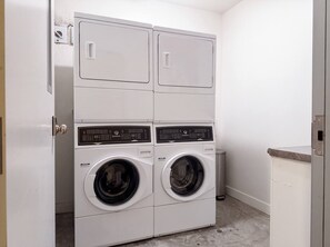 Una lavadora y secadora apiladas en un cuarto de lavado.