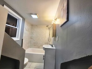 Sèche-cheveux, bidet, serviettes fournies, savon
