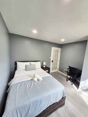 4 bedrooms, iron/ironing board, WiFi, bed sheets