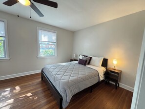 5 bedrooms, WiFi, bed sheets - Family-Friendly 5BR Home Steps to Metro DC (Washington)