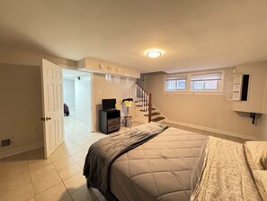 5 bedrooms, WiFi, bed sheets - Family-Friendly 5BR Home Steps to Metro DC (Washington)