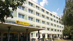A multi-story hotel with a flat facade, a covered entrance, and a sign reading 'NAP HOTEL'. - Nap (Budapest)