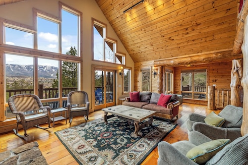 Emerald Lookout - Views, Hot Tub, Trails Right Next Door